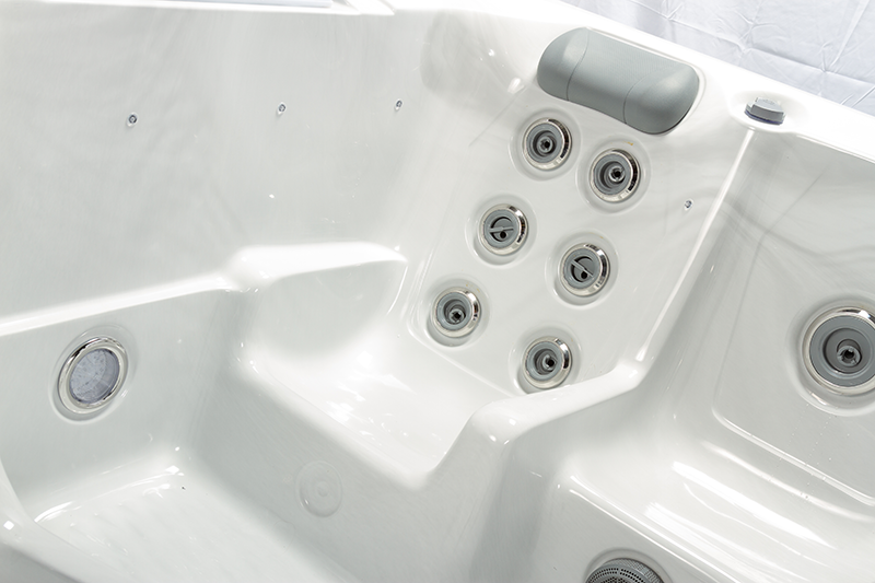 a white bathtub with silver buttons